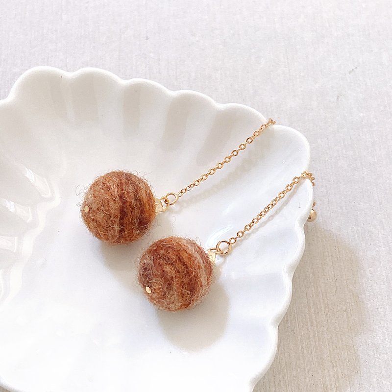 Intellectual I chestnut tea earrings - ต่างหู - ขนแกะ สีนำ้ตาล