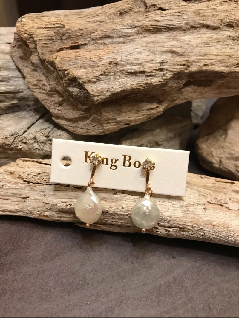 Fake boss kingboss classic natural round pearl shell clip-on earrings - ต่างหู - วัสดุอื่นๆ ขาว