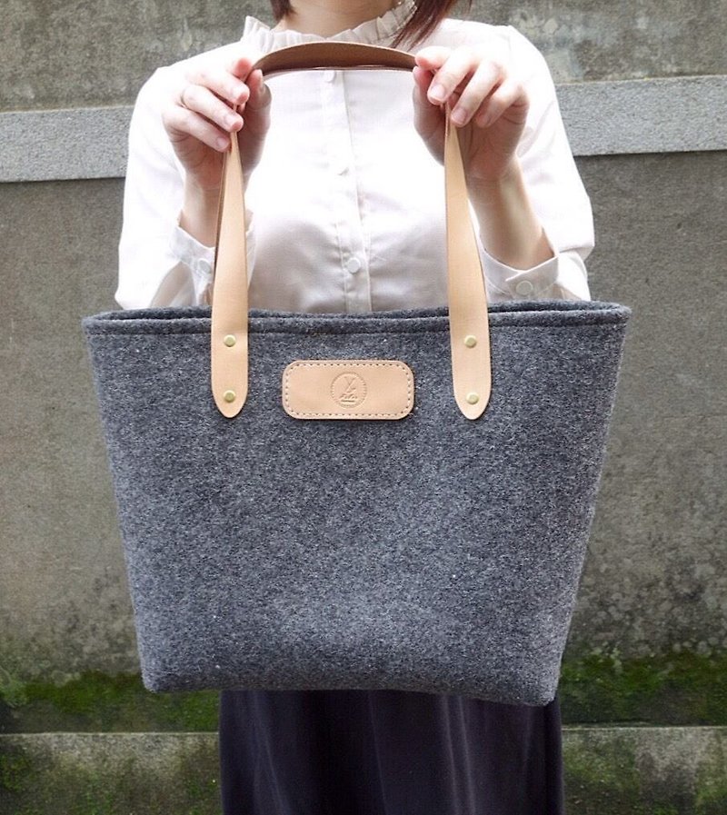 Fiber hand-made vegetable tanned wool felt tote bag - Messenger Bags & Sling Bags - Genuine Leather Gray