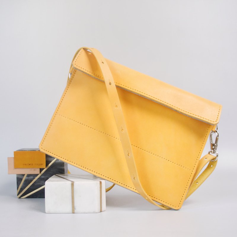 Leather MacBook/iPad case in minimalist design with adjustable strap - เคสแท็บเล็ต - วัสดุอื่นๆ สีเหลือง
