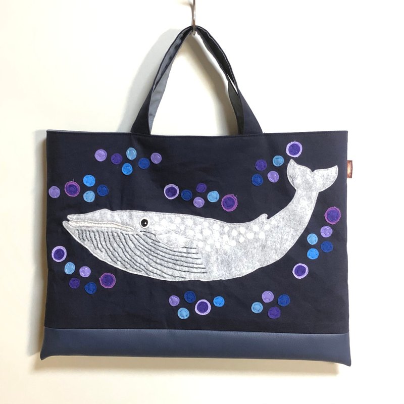 【For the Whale lover】Book Bag - Appliqué  Beluga Whale in navy Cotton Oxford - อื่นๆ - ผ้าฝ้าย/ผ้าลินิน สีดำ