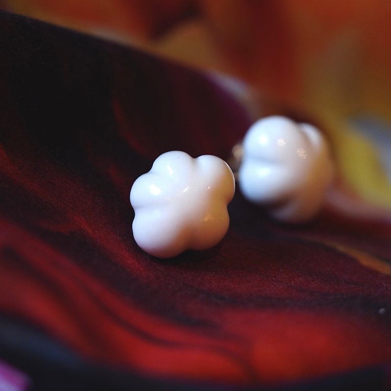 Cloud clip on earrings piercing earclips not pearl Handmade Gift - Earrings & Clip-ons - Resin White