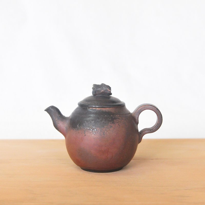 柴燒陶手作  頭頂小樹段深紅色茶壺 - 茶壺/茶杯/茶具 - 陶 紅色
