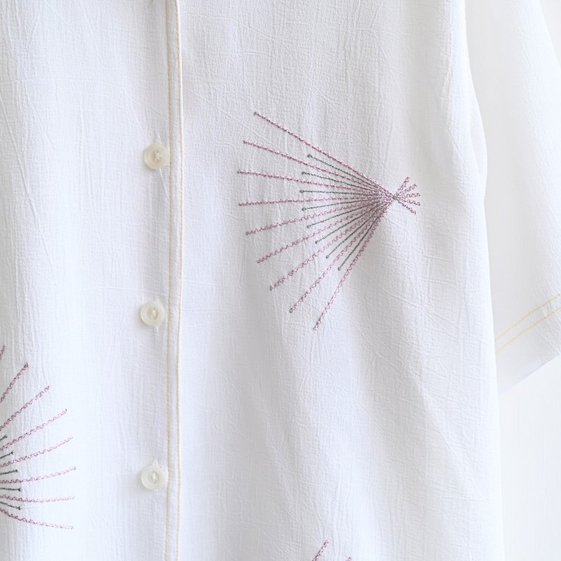 [Egg Plant Vintage] Flying Fan Fireworks Embroidered Short Sleeve Vintage Shirt - เสื้อเชิ้ตผู้หญิง - ไฟเบอร์อื่นๆ ขาว