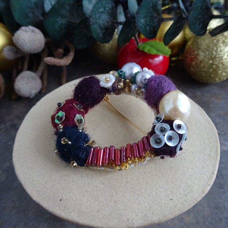 あふれるビーズと羊毛刺繍のクリスマスリースブローチ(オーナメント用紐プレゼント) - 胸針 - 繡線 紫色