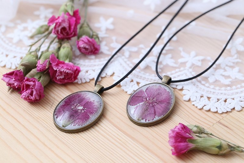 Three-flowered cat hand made floral decoration carnation embossed gemstone necklace - Necklaces - Plants & Flowers Red
