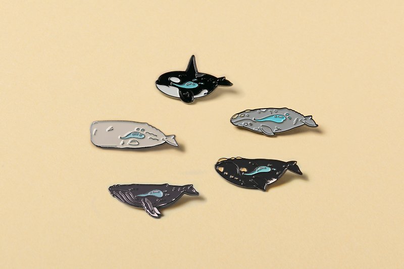 |涙を実行クジラピン|グループ全体（大きな翼を持つクジラ、シャチ、マッコウクジラ、セミクジラ、グレー） - ブローチ - 金属 グレー