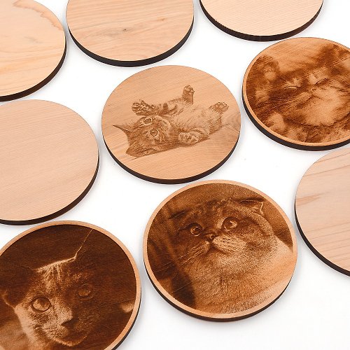 芬多森林 台灣檜木客製杯墊-貓咪系列|在桌上用毛小孩照片轉刻畫的隔熱墊
