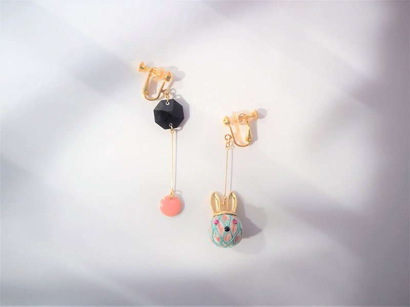 tachibanaya Bunny Japanese temari asymmetry earrings Pink Mint temari ball embroidery ear ring - ต่างหู - งานปัก สึชมพู