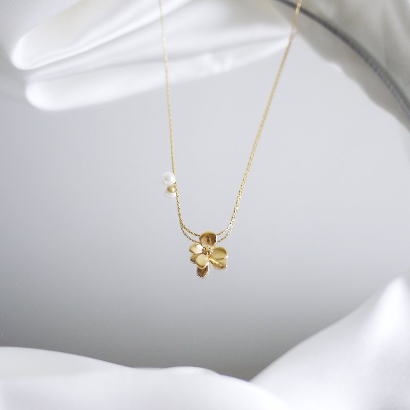 小珍珠細緻花朵鎖骨鍊 - 項鍊 - 其他金屬 金色
