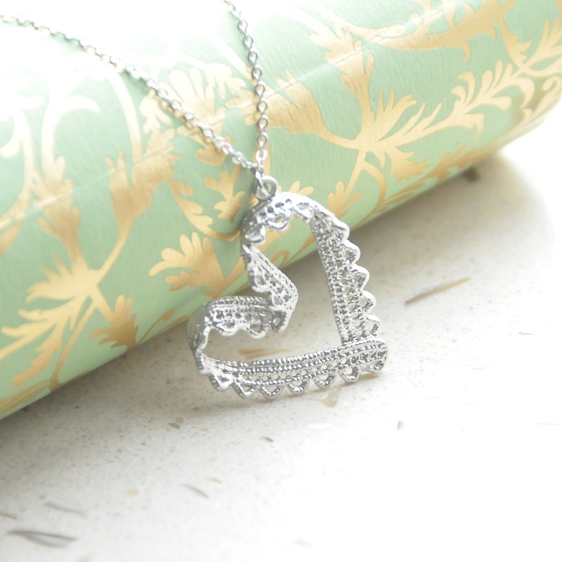 蕾絲。心 項鍊 Lace。Sweet Heart Necklace - 項鍊 - 其他金屬 銀色