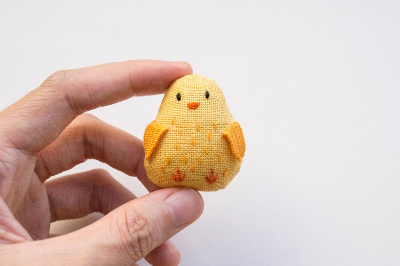 小雞胸針 chick mini brooch pin - Cheep - 胸針 - 棉．麻 黃色