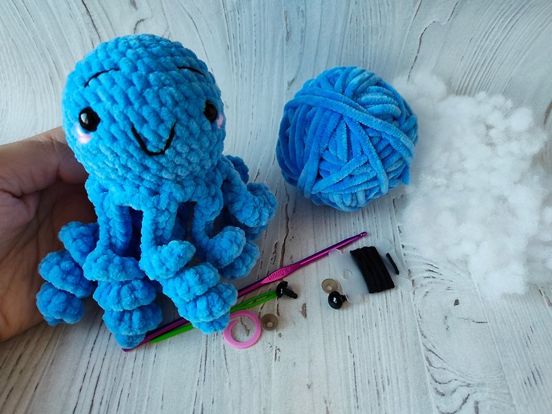 Crochet kit beginner with yarn, crochet octopus, crochet craft kits - 編織/羊毛氈/布藝 - 其他材質 藍色