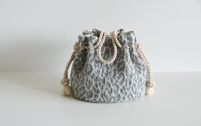 Made in Italy Leopard wool jacquard 2way marine bag in grey Perfect as a Christmas gift or as a reward - กระเป๋าถือ - ขนแกะ สีเทา