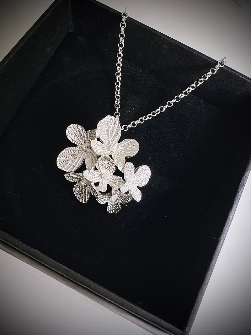 C&W s925 sterling silver fresh and elegant hydrangea group exquisite temperament elegant simple necklace - สร้อยคอ - เงินแท้ สีเงิน