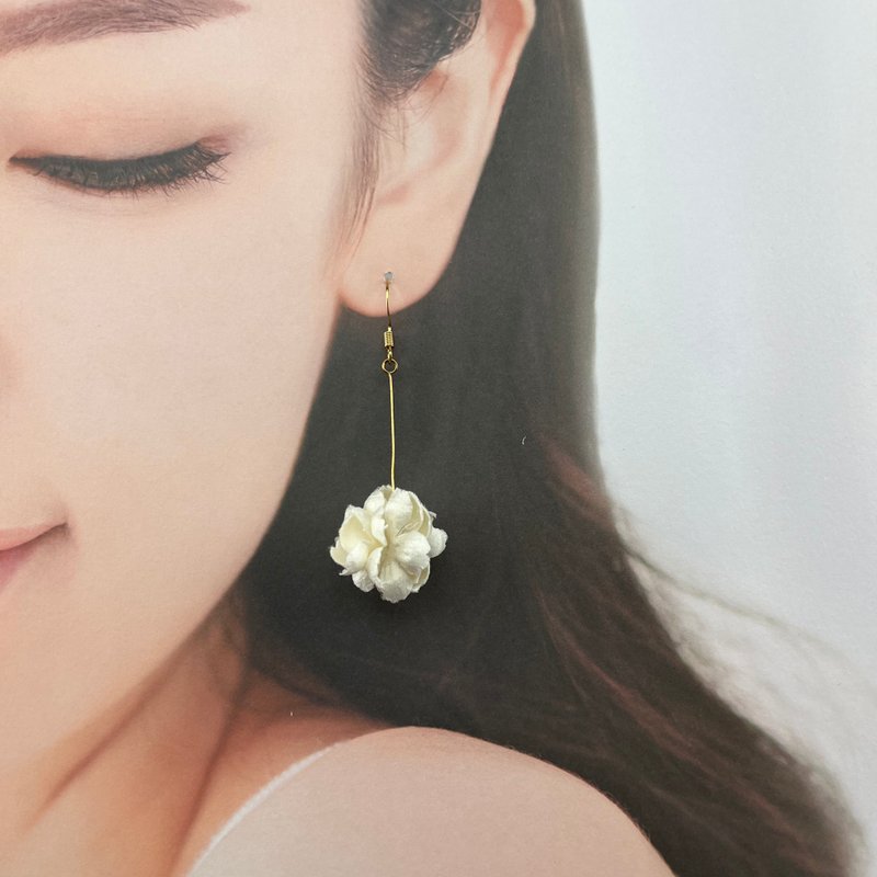 Kyra | Floral Ball Shaped Minimalist Earrings - ต่างหู - วัสดุอื่นๆ ขาว