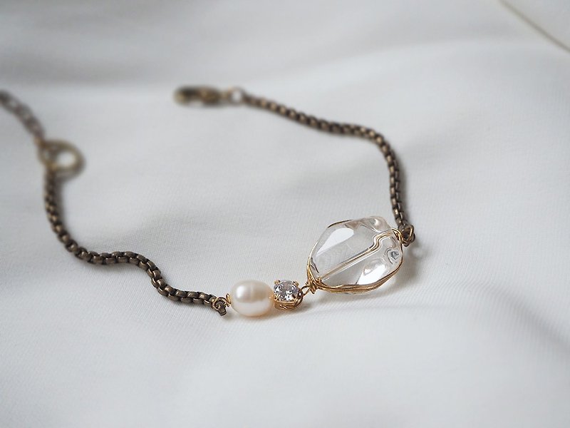 majime cold clarity clear crystal white pearl Stone crystal bracelet natural stone Bronze light jewelry bracelets B19 - สร้อยข้อมือ - คริสตัล สีทอง