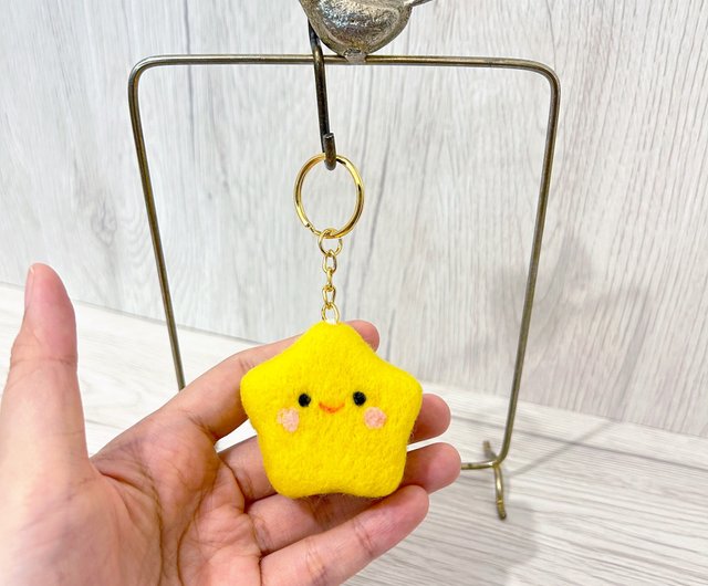 【2619】かるたキーホルダー ホワイト星型 黄色いヒメウツギ封入 リトルスター 羊毛フェルトキーホルダー 癒しのギフト - ショップ