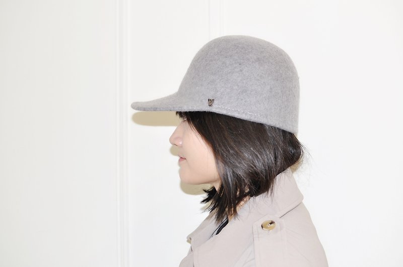 Flat 135 X Taiwanese designer British style 100% wool knight hat handsome wool fabric - Hats & Caps - Wool Silver