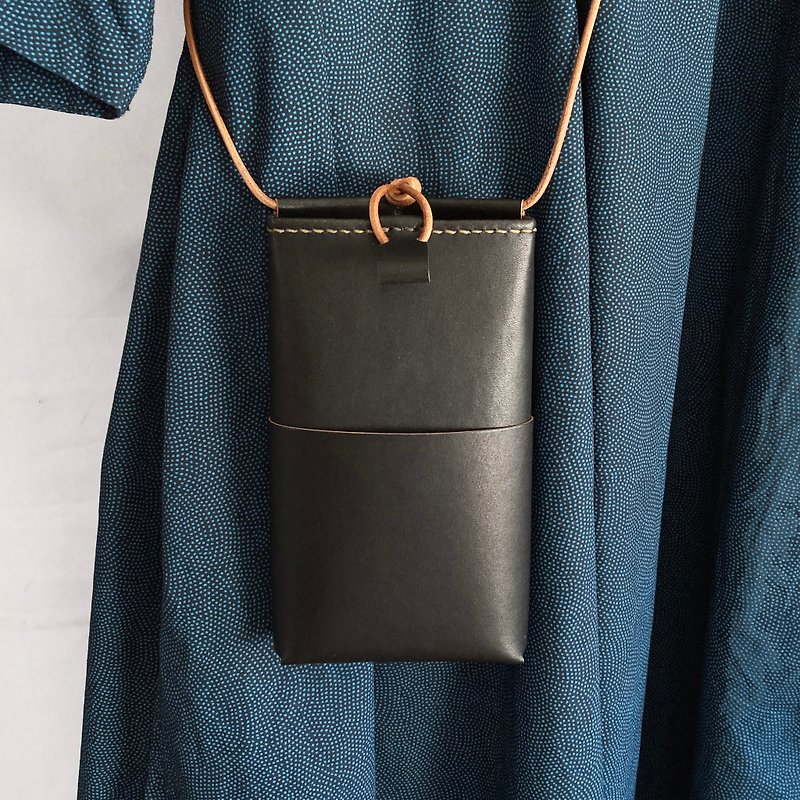 Smartphone Shoulder Bag using logwood(ログウッド) Dyed Leather 【tottu/とっつ】 - Messenger Bags & Sling Bags - Genuine Leather Black
