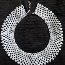 ウクライナのネックレス ビーズ黒と白の花手作りジュエリー