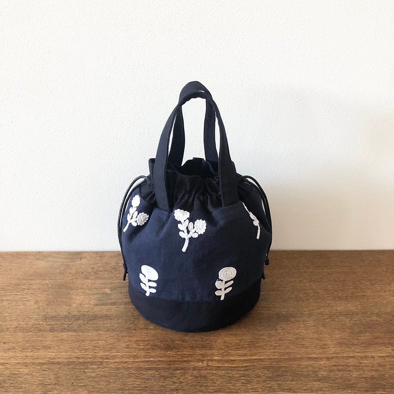 Drawstring bag Mina Perhonen Bonheur Navy - กระเป๋าถือ - ผ้าฝ้าย/ผ้าลินิน สีน้ำเงิน