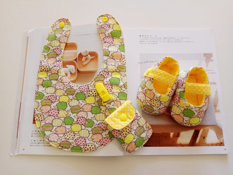 <黃> 刺蝟 彌月禮物 嬰兒鞋+圍兜+平安符袋 - 彌月禮盒 - 紙 黃色