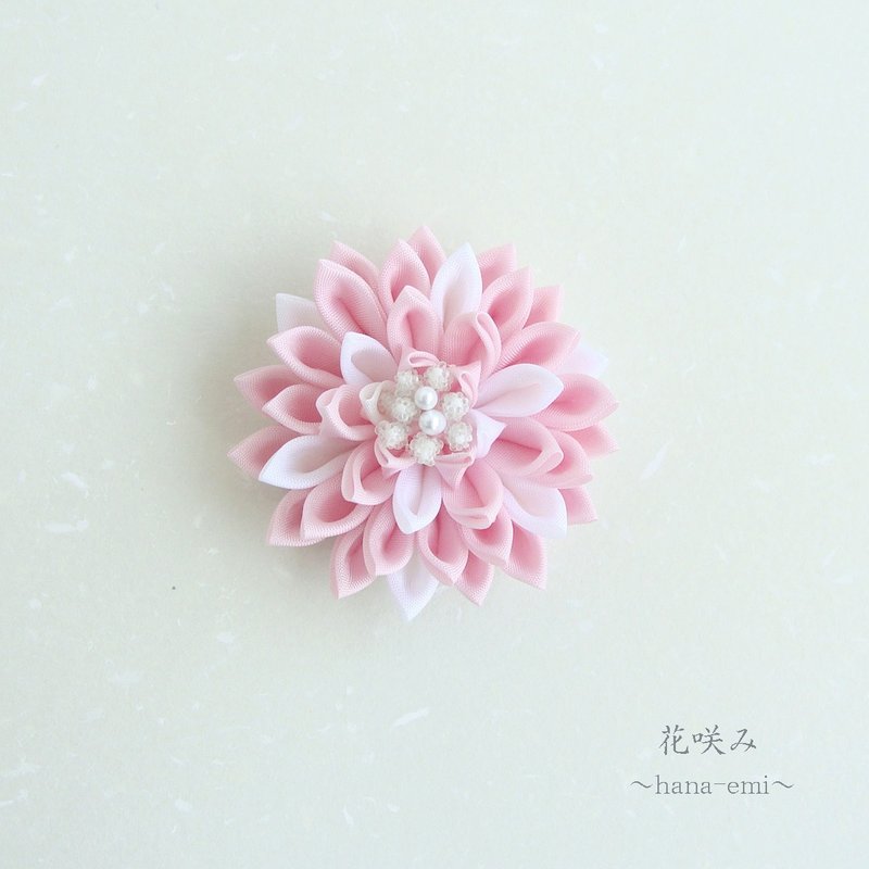 小さいダリアのブローチ　ピンク　つまみ細工 - 胸針 - 棉．麻 粉紅色