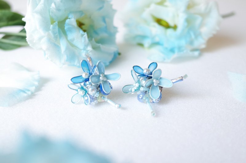 Light summer blue beaded resin earrings - ต่างหู - เรซิน สีน้ำเงิน