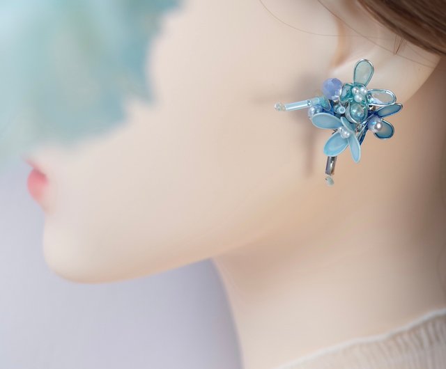 ライトサマーブルーのビーズ樹脂イヤリング - ショップ 花絆 ピアス