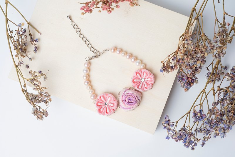 [珠华しゅか]つまみ细工 / Customized freshwater pearl and wind cloth flower rose bracelet - Bracelets - Other Man-Made Fibers Pink