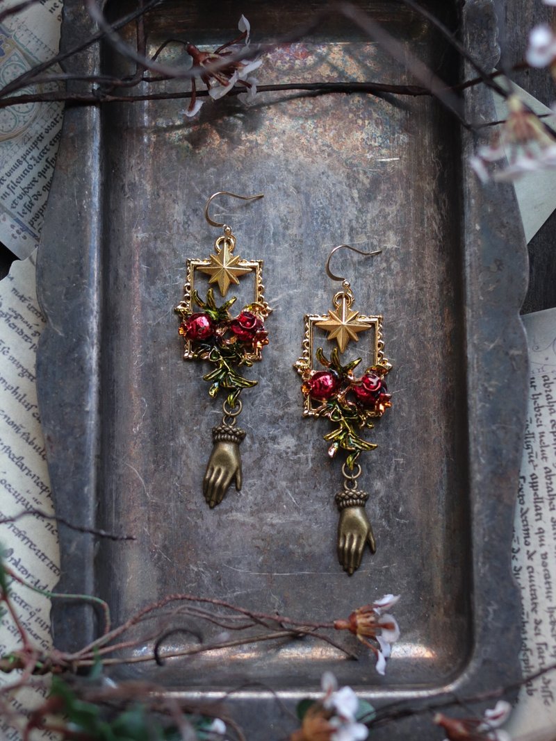 Vintage Style Earrings Forbidden Hands - Earrings & Clip-ons - Resin Black