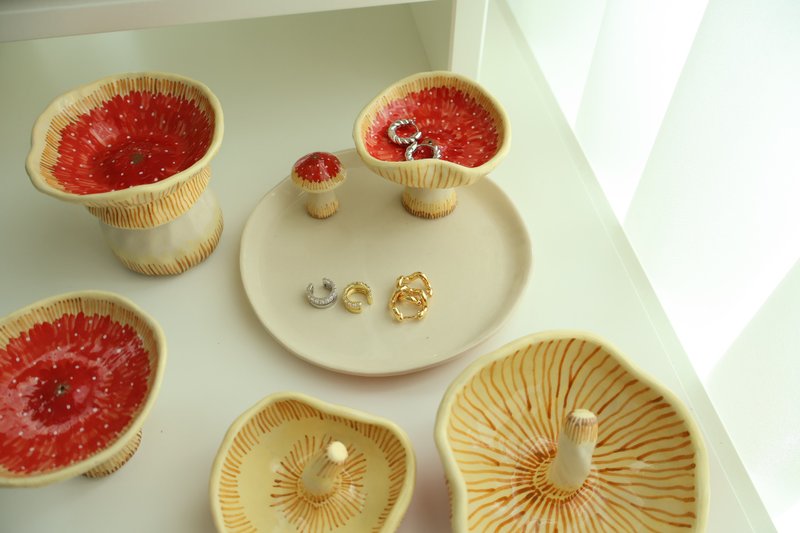 Mushroom Jewelry Holder - 花瓶/花器 - 陶 紅色