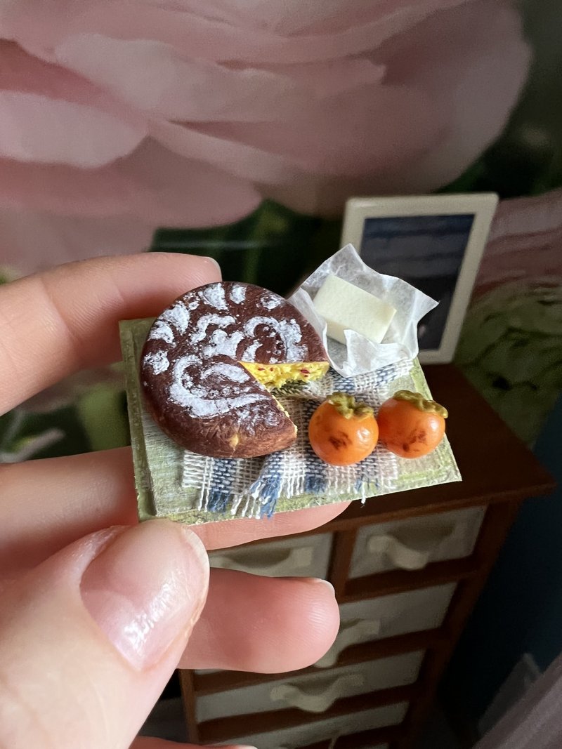 Miniature cake for dollhouse scale 1:12 - 玩偶/公仔 - 其他材質 多色