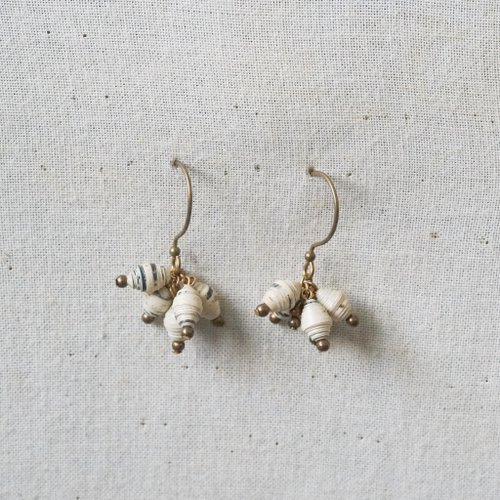 小捲紙手作飾品 【小捲紙手作/紙藝/飾品】小果實垂墜耳環(白)