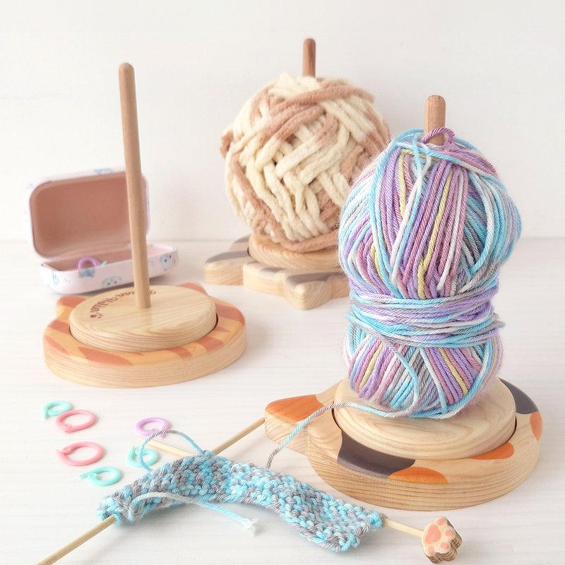 Knitting with cats Meow holder - เย็บปัก/ถักทอ/ใยขนแกะ - ไม้ สีกากี