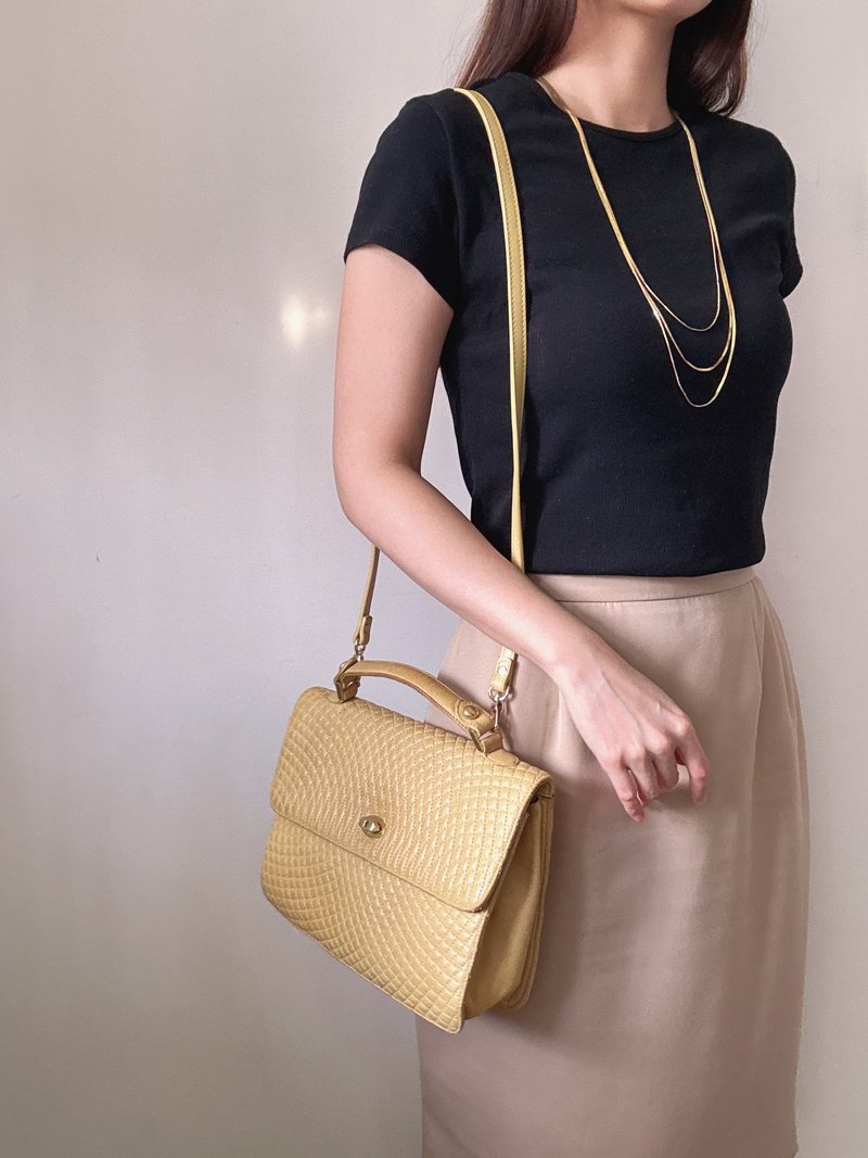 Pre-owned, excellent condition Bally lambskin handbag, accordion style, 고급 yellow, can be worn as a shoulder bag. - กระเป๋าแมสเซนเจอร์ - หนังแท้ สีเหลือง