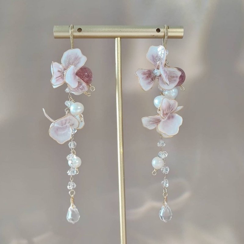 飛花 | 草莓晶 | 耳夾耳鈎 | 手作婚禮樹脂水晶花飾品 - 耳環/耳夾/耳骨夾 - 其他材質 白色