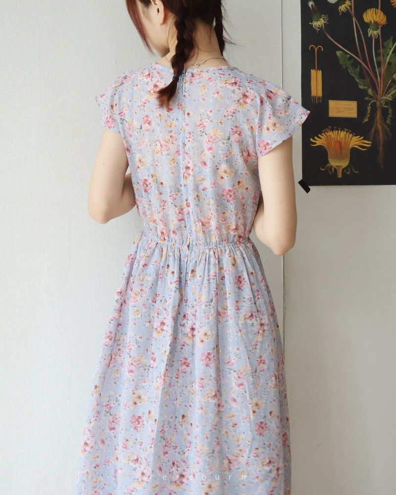 Japanese-made Japanese Showa style retro floral light blue short-sleeved vintage dress - ชุดเดรส - เส้นใยสังเคราะห์ สีน้ำเงิน