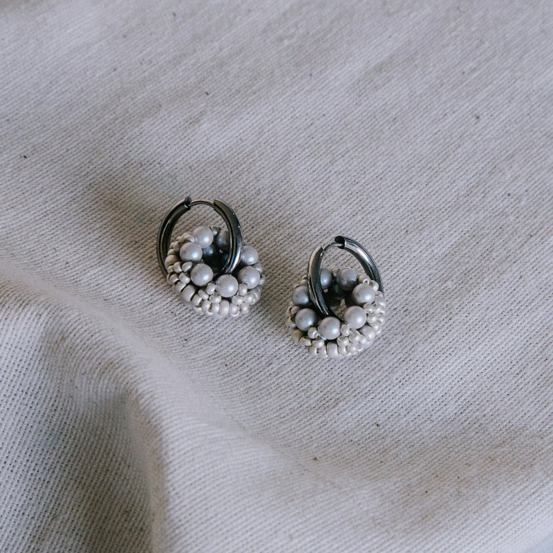 Rolling Earrings 環圈耳飾－清影銀 - 耳環/耳夾/耳骨夾 - 玻璃 銀色