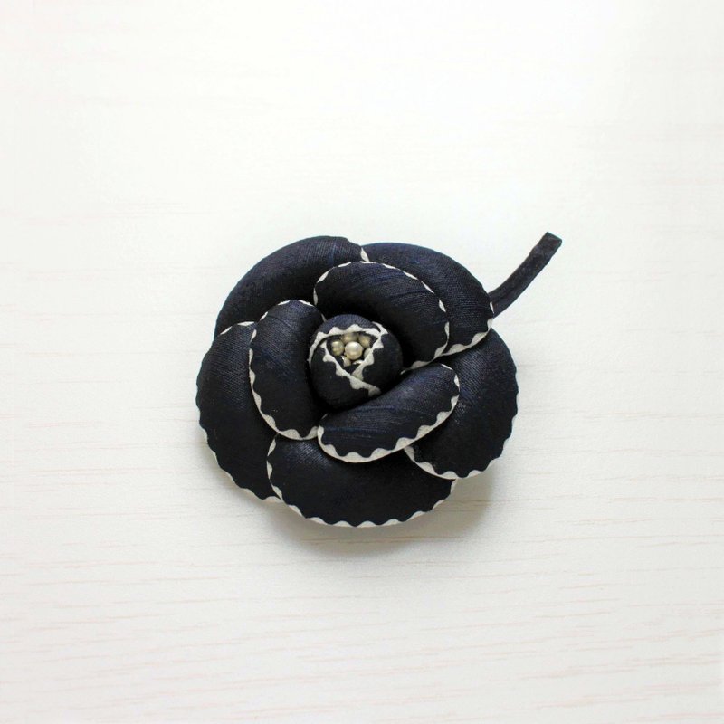 Camellia corsage brooch, diameter approx. 6cm, silk shantung, navy blue x ivory, CY062E-C6WP - Corsages - Silk Blue