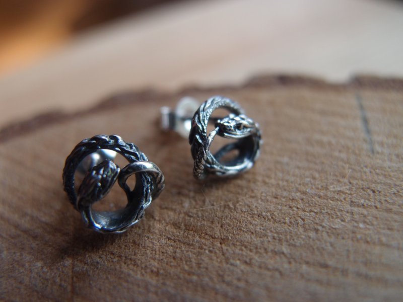 Ouroboros Snakes stud earrings sterling silver gift unisex studs pair, Jormungan - 耳環/耳夾/耳骨夾 - 純銀 銀色