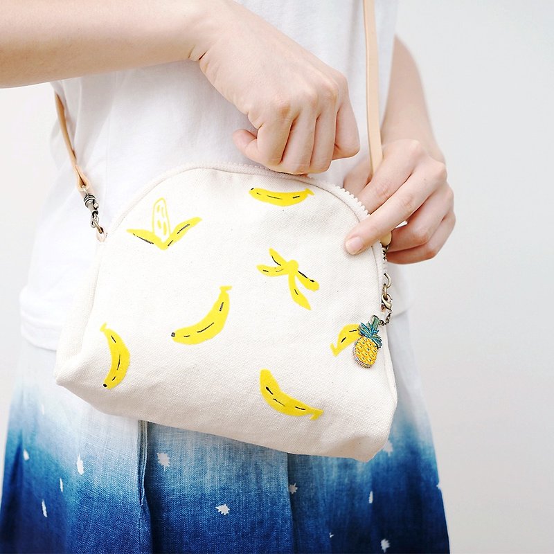 Mushroom MOGU / canvas shoulder bag / white / banana - กระเป๋าแมสเซนเจอร์ - ผ้าฝ้าย/ผ้าลินิน ขาว