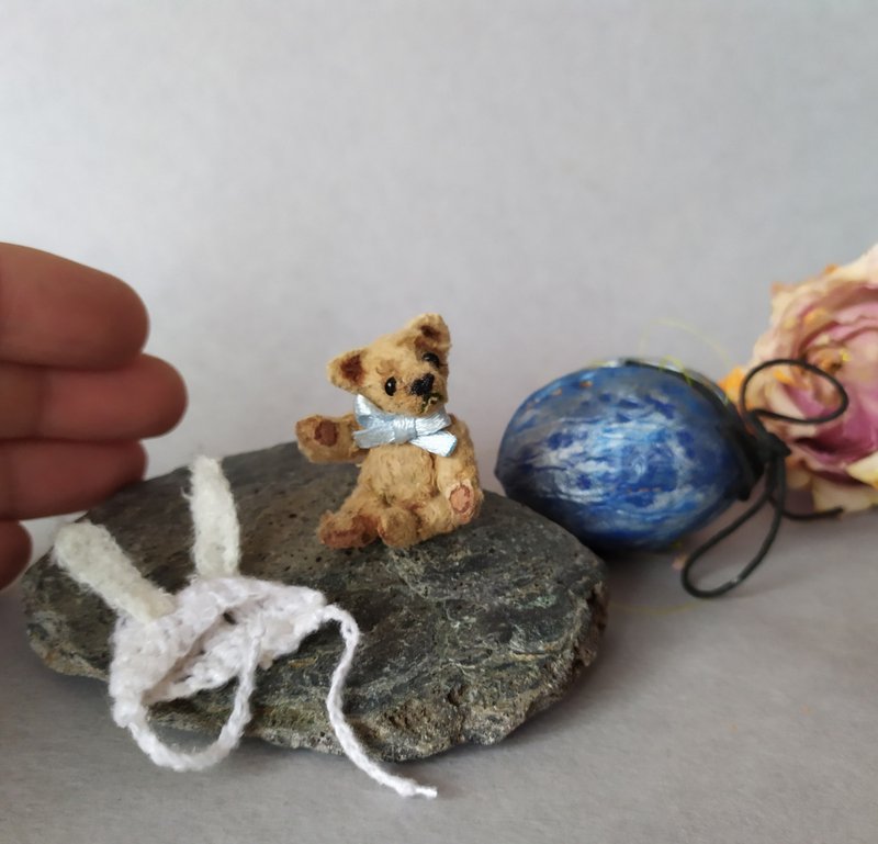 miniature knitted teddy bear with a nut collectible figurine amigurumi cute toy - ตุ๊กตา - ขนแกะ สีกากี