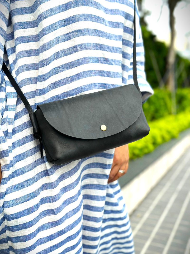 [Handmade Leather] Wide Bottom Crossbody Bag - Black - กระเป๋าแมสเซนเจอร์ - หนังแท้ 