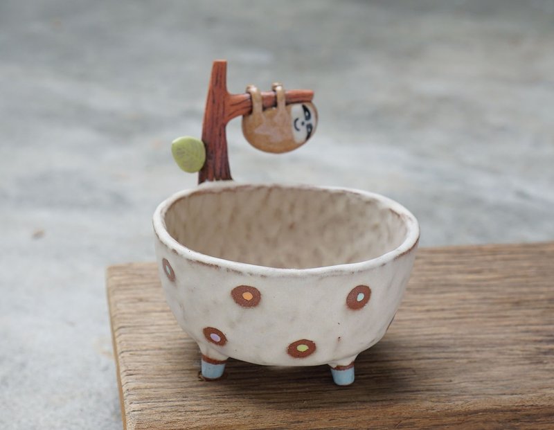Sloth plant pot , handmade ceramic. - 花瓶/花器 - 陶 多色