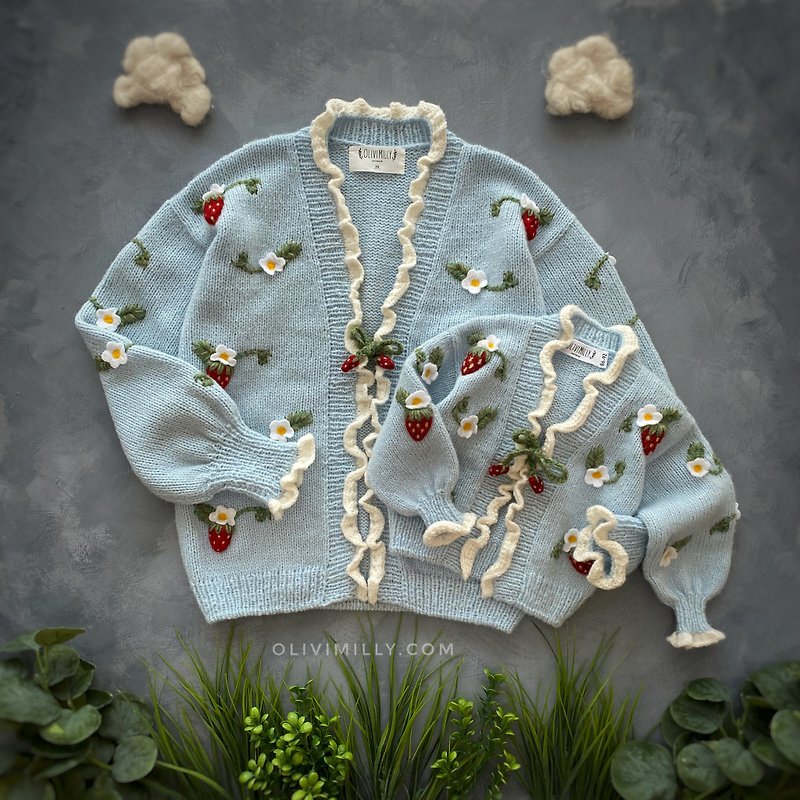 Strawberries adult cardigan, hand knitted cardigan with embrodery - สเวตเตอร์ผู้หญิง - ขนแกะ สีน้ำเงิน