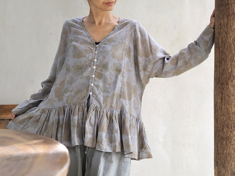 Flower lover pattern. A blouse that sways softly - Women's Tops - Cotton & Hemp Gray