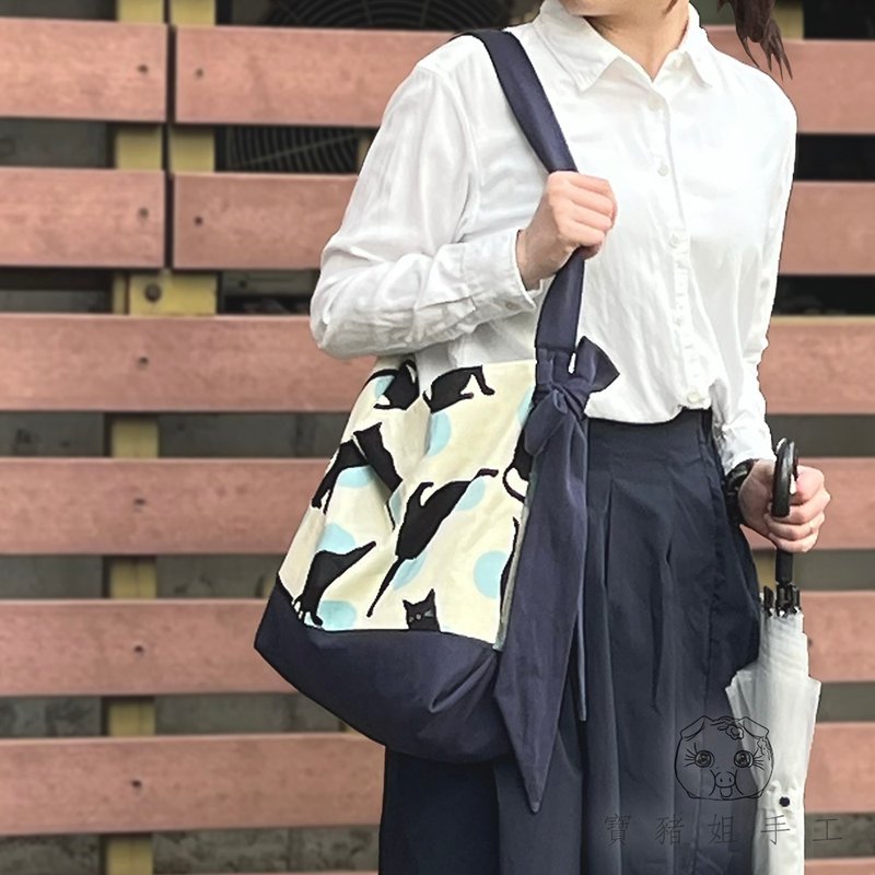 Baozhu sister handmade//bowknot fabric shoulder bag (big cat white cloth) - กระเป๋าแมสเซนเจอร์ - ผ้าฝ้าย/ผ้าลินิน สีน้ำเงิน