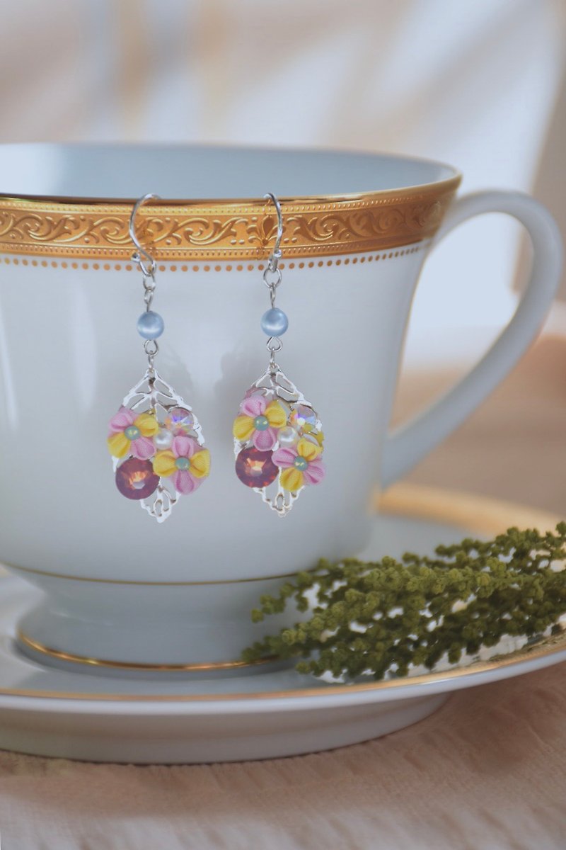 Leaf Floral Sparkling Custom Silk Flower Earrings / つまみ细工ピアス - Earrings & Clip-ons - Silk Multicolor